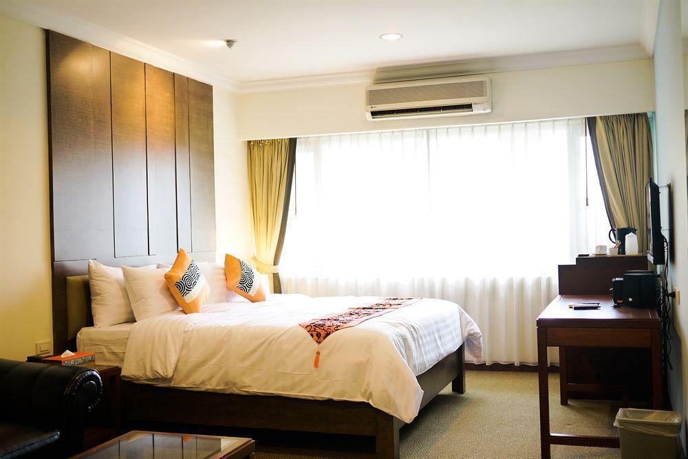 Triple 8 Inn Bangkok Ngoại thất bức ảnh