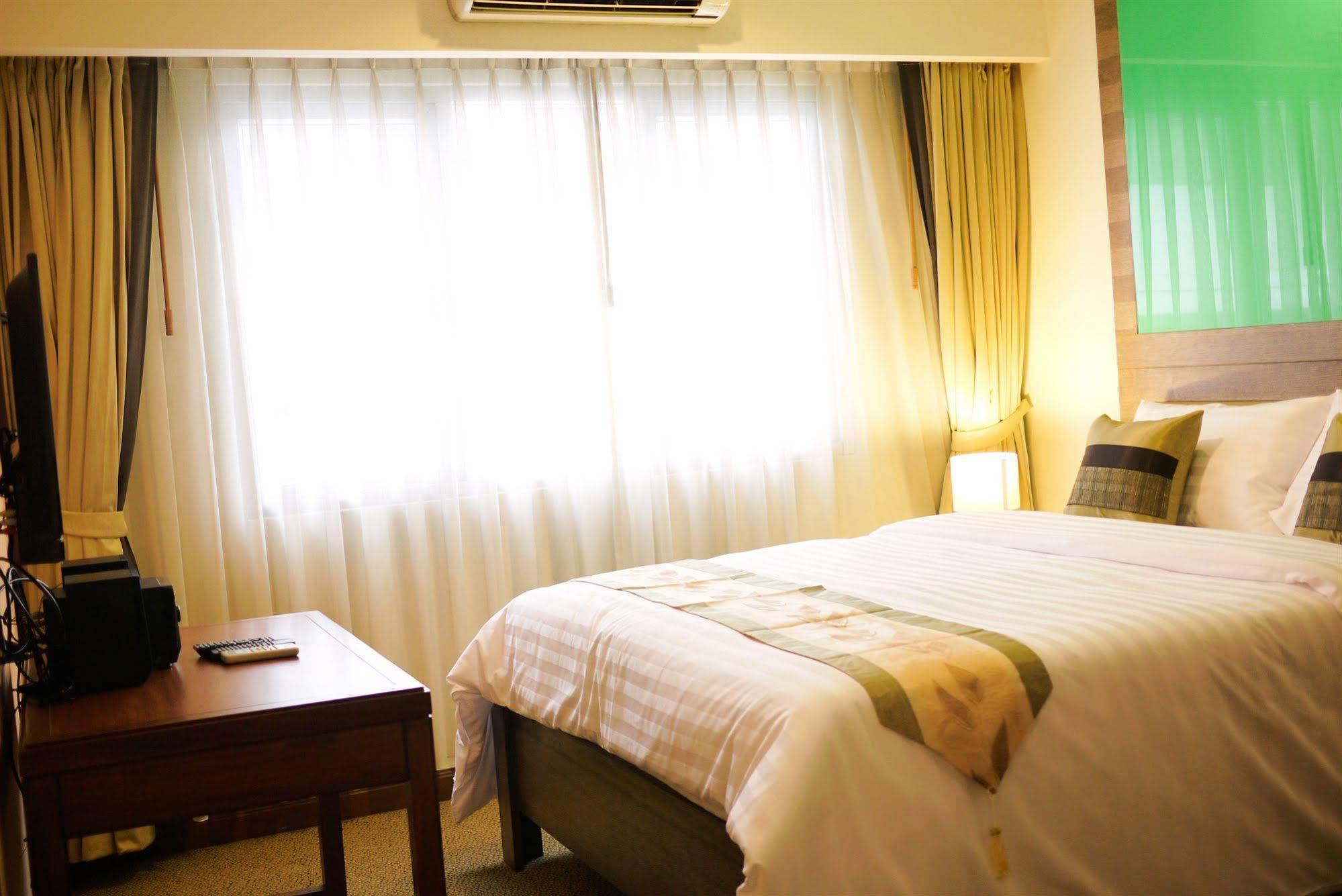 Triple 8 Inn Bangkok Ngoại thất bức ảnh